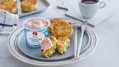  Pancakes with grained cottage cheese and krill spread 